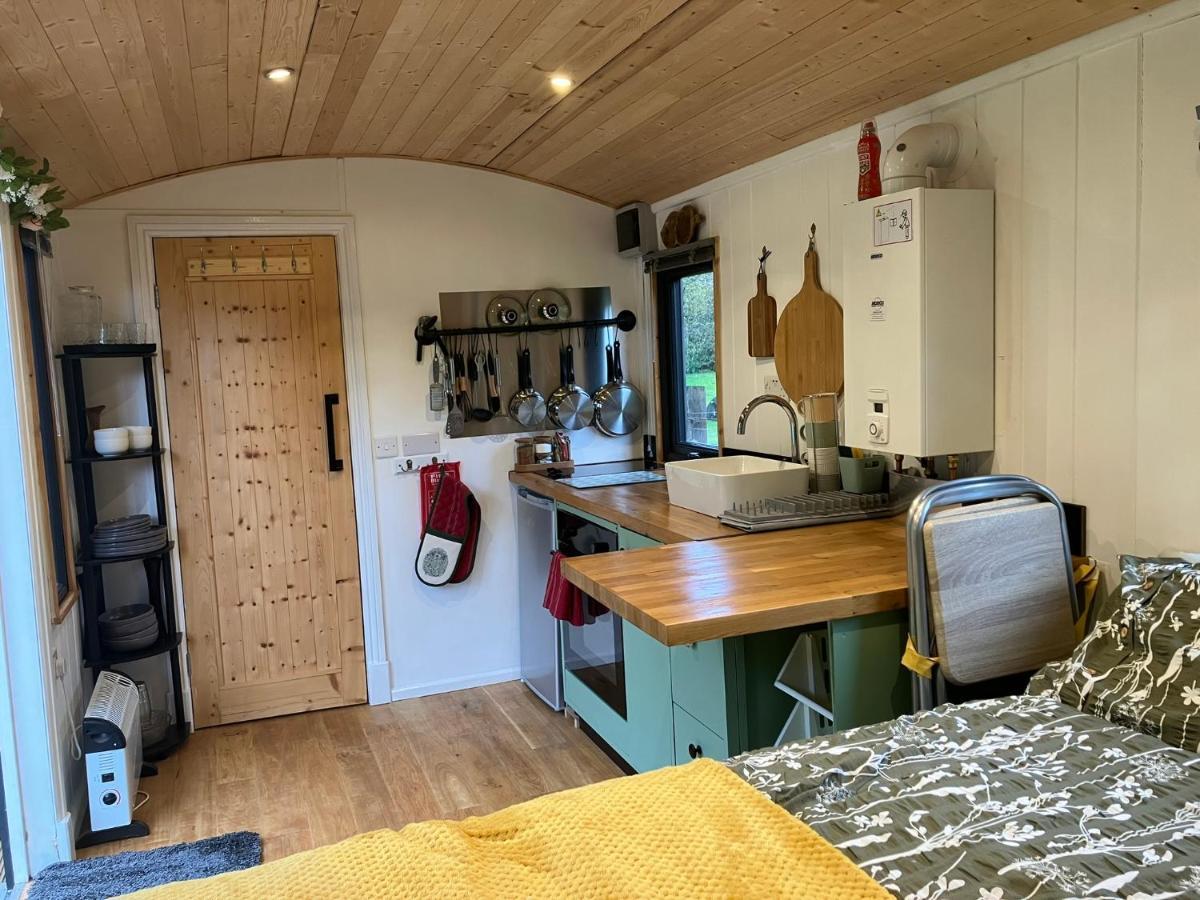1 Bed Converted Railway Wagon Near 크릭호웰 외부 사진