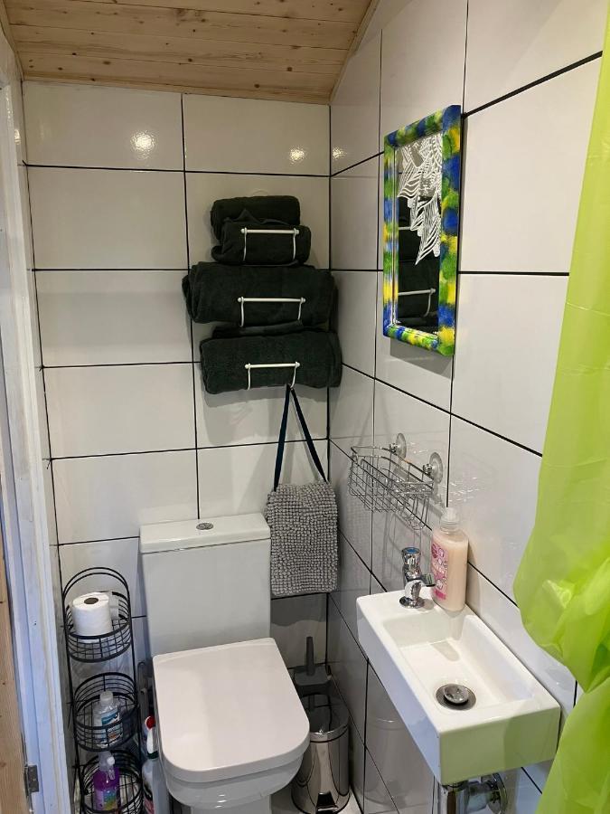 1 Bed Converted Railway Wagon Near 크릭호웰 외부 사진