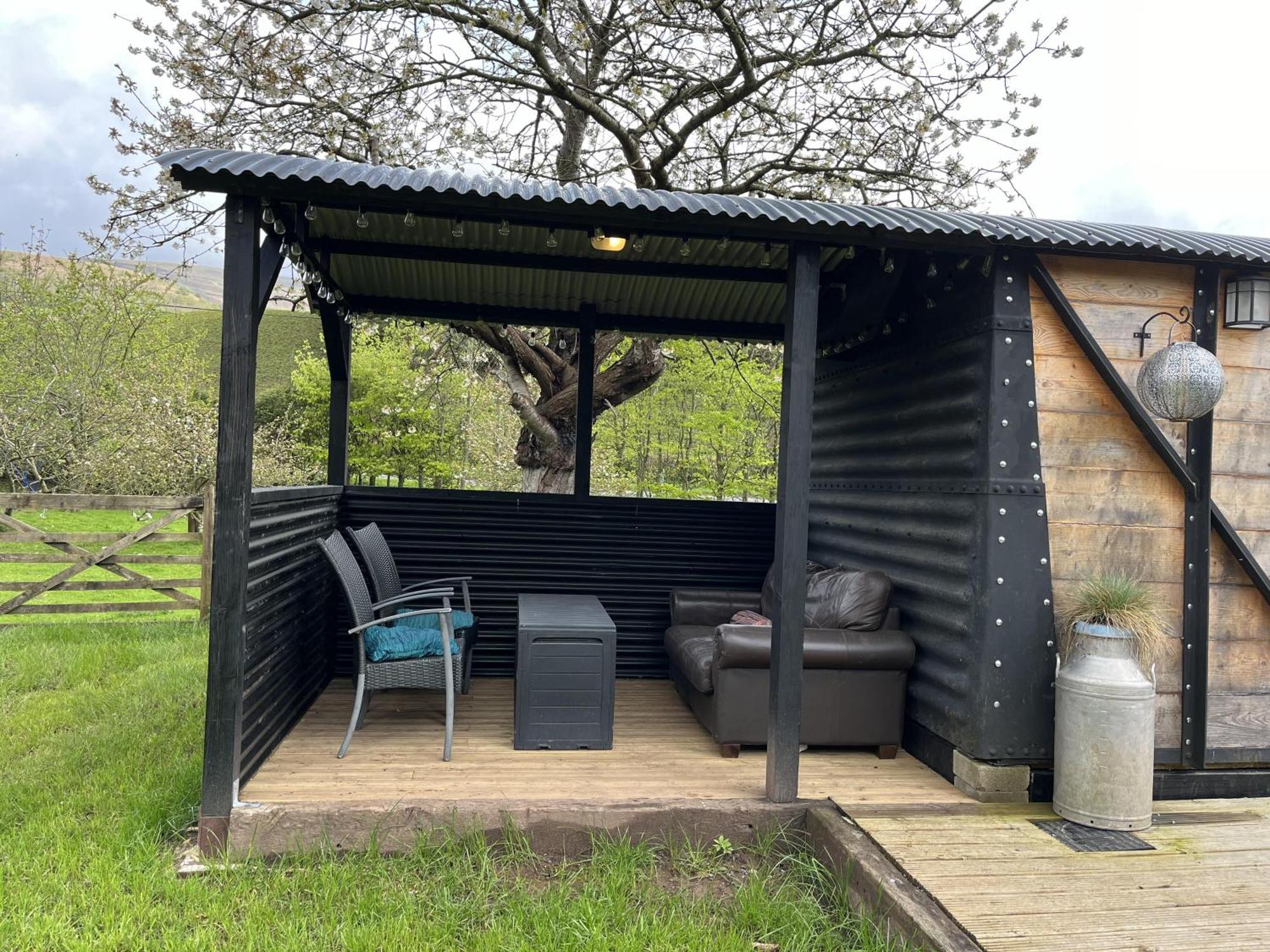 1 Bed Converted Railway Wagon Near 크릭호웰 외부 사진