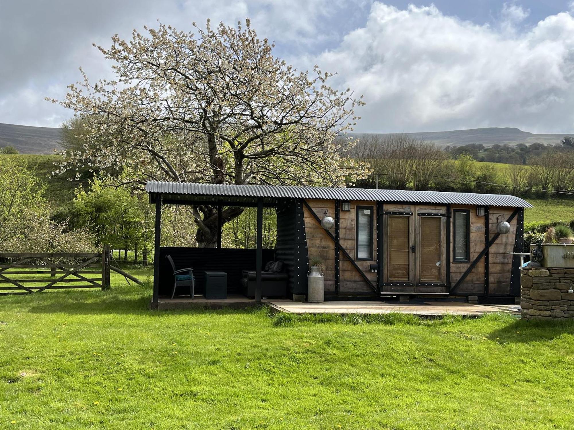 1 Bed Converted Railway Wagon Near 크릭호웰 외부 사진